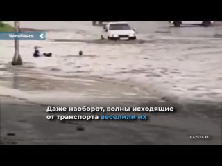 teen arranged a swim in a huge puddle on one of the roads of chelyabinsk